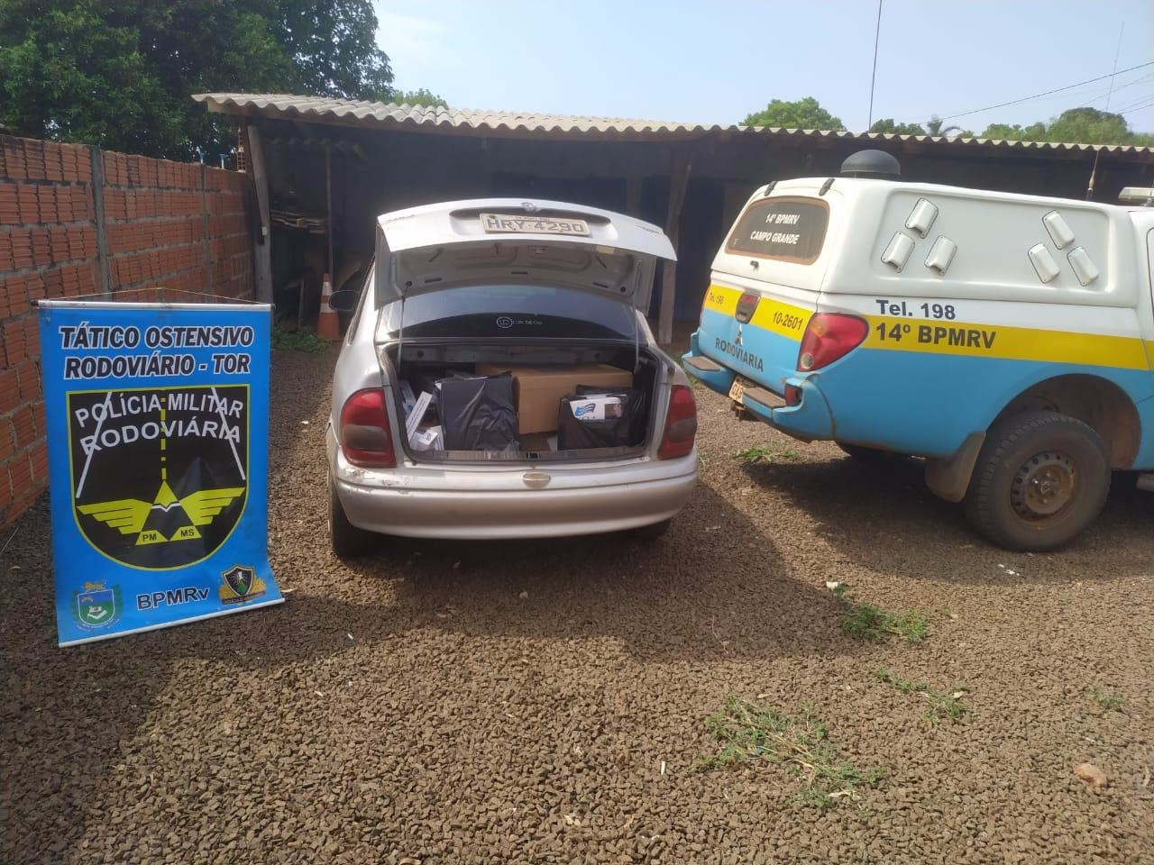 Polícia intercepta veículo com 285 pacotes de cigarros vindos do Paraguai na MS-164 Divulgação