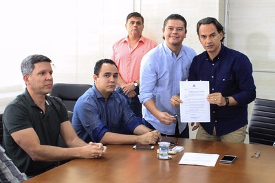 Prefeito assina decreto que regulamenta projeto Domingo em Família, de autoria do vereador Otávio Trad Prefeito assina decreto que regulamenta projeto Domingo em Família, de autoria do vereador Otávio Trad