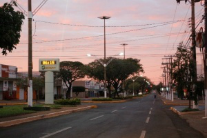 Madrugada fria e com geada no sul do Estado; em Rio Brilhante fez 1 grau Termômetro na Rua Hayel Bon Faker marcou 8 graus às 6h10 (Foto: Helio de Freitas)