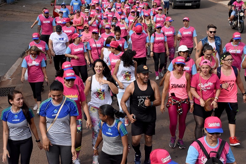 Comper promove 3ª Caminhada da Saúde de olho no bem-estar dos clientes Sucesso entre o público em 2017 e 2018, a Caminhada da Saúde chega à terceira edição neste ano para movimentar as ruas de Campo Grande visando o bem-estar da população. Promovido pela Rede Comper de Supermercados, o evento será realizado neste domingo (20), a partir das 7h, num percurso com início na loja Tamandaré e término no Comper Euler de Azevedo.
Tanto na primeira quanto na segunda edição da caminhada, 100 vagas foram oferecidas, de acordo com Fernanda Bardauil, gerente de relacionamento do Comper. “A caminhada teve boa aceitação nesses dois anos e por isso estamos realizando a terceira edição. Pessoas que gostam dessa atividade física, focada na saúde e qualidade de vida, ainda podem fazer suas inscrições nas lojas”, relata Fernanda, explicando que neste ano são ofertadas 120 vagas, com direito ao recebimento de camisetas e bonés.
A caminhada é direcionada a todos os públicos e por isso é bom correr logo em uma das duas lojas, fazer a inscrição no SAC (Serviço de Atendimento ao Cliente), pegar o comprovante, retirar camiseta e boné e se preparar. Durante as inscrições, os interessados devem doar um quilo de alimento não perecível, que será destinado a uma entidade assistencial.
Na chegada ao estacionamento da loja Euler de Azevedo os participantes serão recepcionados com aulão de zumba da equipe RM Produções, formada por 20 instrutores. No local o Comper disponibilizará frutas, águas e sucos para que as pessoas possam repor as energias.
Equipe do Laboratório Sabin aferirá a pressão dos participantes, além de conferir o peso e altura de cada um e ainda os orientará quanto à alimentação correta. Testes de glicemia também serão ofertados no estacionamento do Comper Euler.
“As pessoas precisam tirar um tempinho para cuidarem da saúde, fazerem caminhadas, beberem muita água e se alimentarem bem. Essa iniciativa visa provocar os clientes do Comper a repensarem seu estilo de vida, além de fazer com que eles se movimentem”, conclui Fernanda Bardauil.
Legenda sugerida para fotos: Segunda edição da Caminhada da Saúde reuniu 100 participantes no ano passado. Sucesso entre o público em 2017 e 2018, a Caminhada da Saúde chega à terceira edição neste ano para movimentar as ruas de Campo Grande visando o bem-estar da população. Promovido pela Rede Comper de Supermercados, o evento será realizado neste domingo (20), a partir das 7h, num percurso com início na loja Tamandaré e término no Comper Euler de Azevedo.
Tanto na primeira quanto na segunda edição da caminhada, 100 vagas foram oferecidas, de acordo com Fernanda Bardauil, gerente de relacionamento do Comper. “A caminhada teve boa aceitação nesses dois anos e por isso estamos realizando a terceira edição. Pessoas que gostam dessa atividade física, focada na saúde e qualidade de vida, ainda podem fazer suas inscrições nas lojas”, relata Fernanda, explicando que neste ano são ofertadas 120 vagas, com direito ao recebimento de camisetas e bonés.
A caminhada é direcionada a todos os públicos e por isso é bom correr logo em uma das duas lojas, fazer a inscrição no SAC (Serviço de Atendimento ao Cliente), pegar o comprovante, retirar camiseta e boné e se preparar. Durante as inscrições, os interessados devem doar um quilo de alimento não perecível, que será destinado a uma entidade assistencial.
Na chegada ao estacionamento da loja Euler de Azevedo os participantes serão recepcionados com aulão de zumba da equipe RM Produções, formada por 20 instrutores. No local o Comper disponibilizará frutas, águas e sucos para que as pessoas possam repor as energias.
Equipe do Laboratório Sabin aferirá a pressão dos participantes, além de conferir o peso e altura de cada um e ainda os orientará quanto à alimentação correta. Testes de glicemia também serão ofertados no estacionamento do Comper Euler.
“As pessoas precisam tirar um tempinho para cuidarem da saúde, fazerem caminhadas, beberem muita água e se alimentarem bem. Essa iniciativa visa provocar os clientes do Comper a repensarem seu estilo de vida, além de fazer com que eles se movimentem”, conclui Fernanda Bardauil.
Legenda sugerida para fotos: Segunda edição da Caminhada da Saúde reuniu 100 participantes no ano passado. Sucesso entre o público em 2017 e 2018, a Caminhada da Saúde chega à terceira edição neste ano para movimentar as ruas de Campo Grande visando o bem-estar da população. Promovido pela Rede Comper de Supermercados, o evento será realizado neste domingo (20), a partir das 7h, num percurso com início na loja Tamandaré e término no Comper Euler de Azevedo.
Tanto na primeira quanto na segunda edição da caminhada, 100 vagas foram oferecidas, de acordo com Fernanda Bardauil, gerente de relacionamento do Comper. “A caminhada teve boa aceitação nesses dois anos e por isso estamos realizando a terceira edição. Pessoas que gostam dessa atividade física, focada na saúde e qualidade de vida, ainda podem fazer suas inscrições nas lojas”, relata Fernanda, explicando que neste ano são ofertadas 120 vagas, com direito ao recebimento de camisetas e bonés.
A caminhada é direcionada a todos os públicos e por isso é bom correr logo em uma das duas lojas, fazer a inscrição no SAC (Serviço de Atendimento ao Cliente), pegar o comprovante, retirar camiseta e boné e se preparar. Durante as inscrições, os interessados devem doar um quilo de alimento não perecível, que será destinado a uma entidade assistencial.
Na chegada ao estacionamento da loja Euler de Azevedo os participantes serão recepcionados com aulão de zumba da equipe RM Produções, formada por 20 instrutores. No local o Comper disponibilizará frutas, águas e sucos para que as pessoas possam repor as energias.
Equipe do Laboratório Sabin aferirá a pressão dos participantes, além de conferir o peso e altura de cada um e ainda os orientará quanto à alimentação correta. Testes de glicemia também serão ofertados no estacionamento do Comper Euler.
“As pessoas precisam tirar um tempinho para cuidarem da saúde, fazerem caminhadas, beberem muita água e se alimentarem bem. Essa iniciativa visa provocar os clientes do Comper a repensarem seu estilo de vida, além de fazer com que eles se movimentem”, conclui Fernanda Bardauil.
Legenda sugerida para fotos: Segunda edição da Caminhada da Saúde reuniu 100 participantes no ano passado. Foto: Roberto Higa