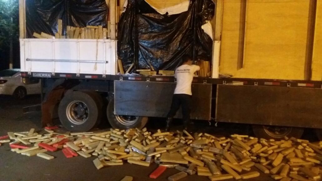 PRE apreende quase duas toneladas de maconha que seria entregue em Dourados PRE apreende quase duas toneladas de maconha que seria entregue em Dourados