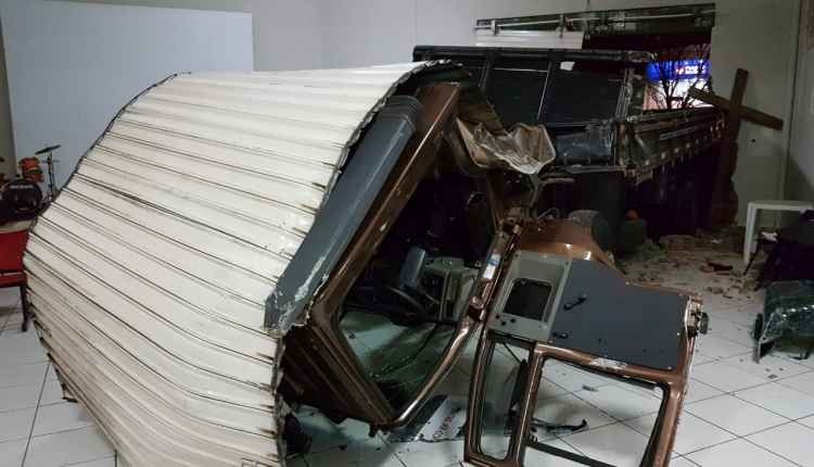 Caminhão desgovernado invade igreja na Mascarenhas de Moraes Diego Alves