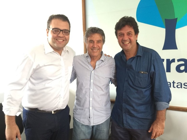 Murilo Zauith deixa o PSB e retorna ao DEM Vereador Alan Guedes, Murilo ao centro e o deputado Luiz Henrique Mandeta. Divulgação