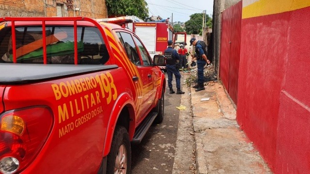 Morador de rua coloca fogo em cômodo de sobrado na Vila Nhanhá (Foto: Clayton Neves)