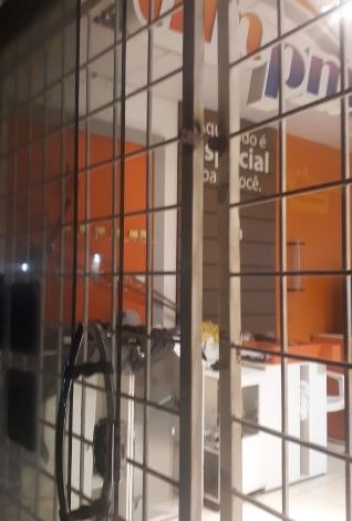 Porta arrombada pela dupla. Divulgação