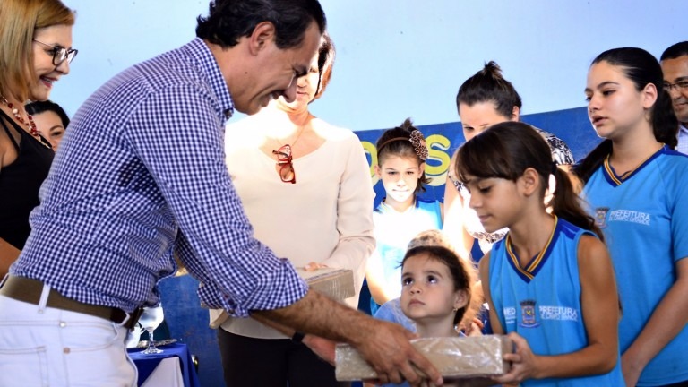 Semed inicia a entrega dos kits escolares aos alunos da rede municipal Semed inicia a entrega dos kits escolares aos alunos da rede municipal
