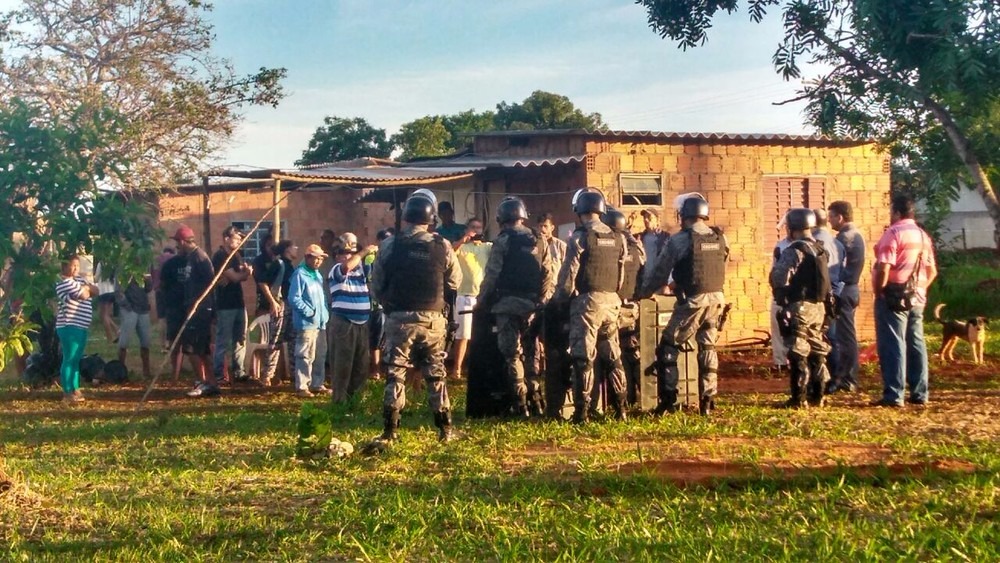 Reintegração de posse de cerca de 100 famílias em Campo Grande (MS) (Foto: Osvaldo Nóbrega)
