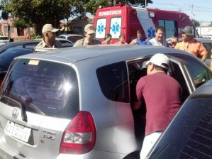 Pane tranca bebê em veículo, apavora pais e mobiliza Corpo de Bombeiros Criança fica presa em veículo por problemas técnicos (Foto: Adriano Fernandes