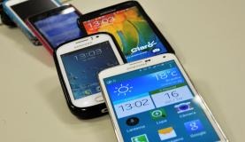 Venda de aparelhos celulares no Brasil aumenta 9,7% em 2017 O aumento nas vendas de smartphone no país foi atribuído à liberação de saques de contas inativas do FGTS Marcello Casal Jr/Agência Brasil