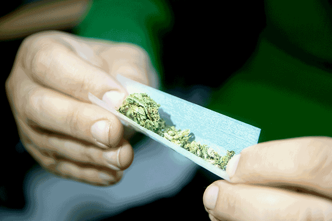 Dois homens são pegos comercializando drogas em carro de luxo alugado Reprodução