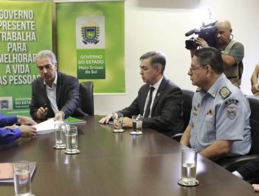 Governador assina decreto de concurso da PM e do Corpo de Bombeiros