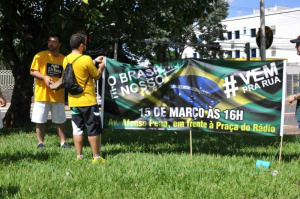 Faixas convocam para protesto contra Dilma em Campo Grande Manifestantes conseguiram habeas corpus preventivo para ter segurança de protestar (Foto: Alcides Neto)
