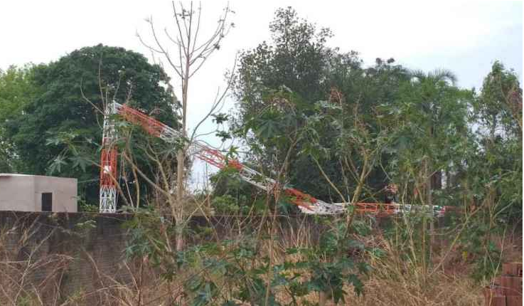 Vendaval de 10 min traz pânico à população e muita destruição no interior de MS Torre de comunicação se partiu ao meio. (Foto: Paulo Sérgio, Rio Verde MS)