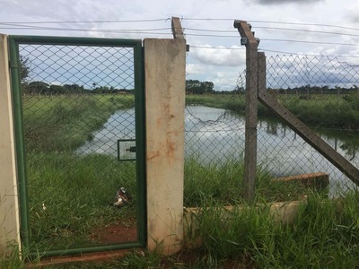 Menino que se afogou em lago no Bairro Moreninha morre depois de parada cardiorrespiratória Açude é cercado, mas moradores dizem que portão fica sempre aberto (Foto: Graziela Rezende/G1 MS)