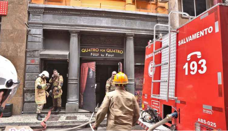 Três bombeiros morrem ao tentar apagar incêndio em boate no centro do Rio Foto: Reprodução/G1