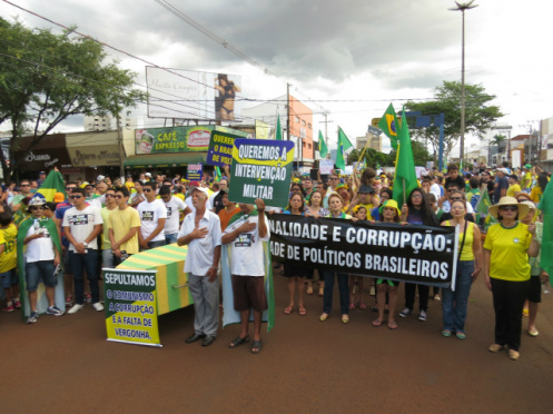 Seis mil manifestam em Dourados por impeachment Durante o ato, manifestantes fizeram uma pausa para o hino nacional (Foto: Gizele Almeida)