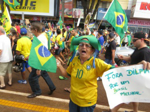 Seis mil manifestam em Dourados por impeachment Os manifestantes seguiram com palavras de ordem como “fora Dilma” “fora PT” e “basta a corrupção” (Foto: Gizele Almeida)