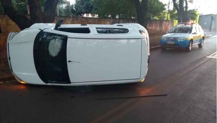 Bêbado, jovem de 22 anos capota veículo em avenida perigosa de Dourados Divulgação, GMD
