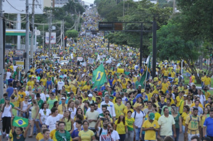 Adesão cresce no Jardim dos Estados e protesto atinge 32 mil pessoas Multidão na Afonso Pena. (Fotos: Alcides Neto)