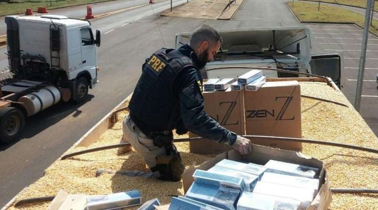 Carreta que saiu de MS é apreendida com 450 mil carteiras de cigarros no PR PRF/Divulgação
