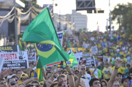 Organização promete outro protesto se Dilma não renunciar até abril Milhares de pessoas invadiram a Avenida Afonso Pena para protestar contra governo federal (Foto: Alcides Neto)