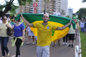 Organização promete outro protesto se Dilma não renunciar até abril Campograndenses literalmente vestiram a camisa para demonstrar insatisfação (Foto: Alcides Neto)