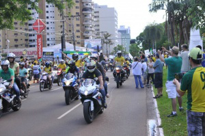 Organização promete outro protesto se Dilma não renunciar até abril Pelo menos 300 motoqueiros participaram do protesto (Foto: Alcides Neto)