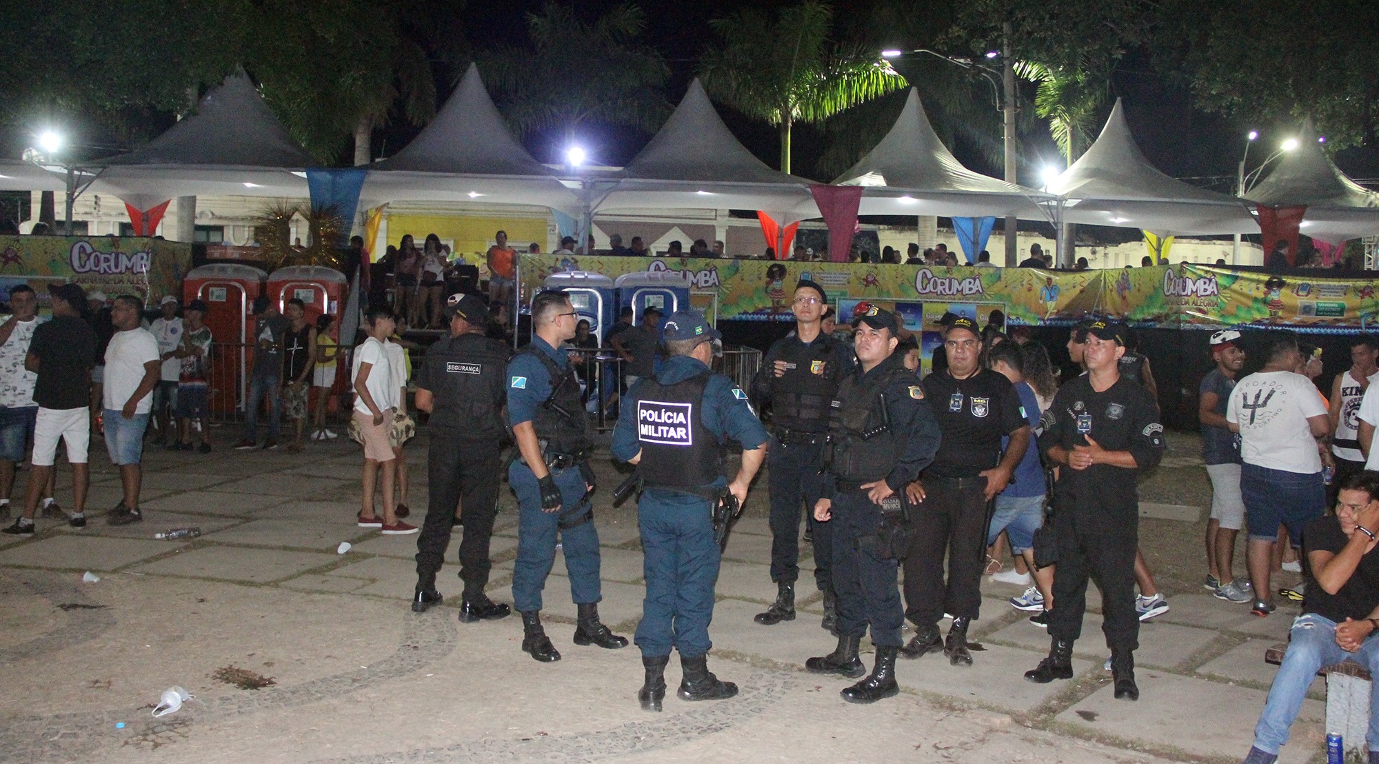 PM com apoio da GM e segurança privada, monitoram a praça Generoso Ponce, ao lado dos camarotes. Sílvio de Andrade