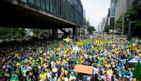 Milhares de pessoas protestam contra o governo na  Avenida Paulista   Marcelo Camargo/Agência Brasil