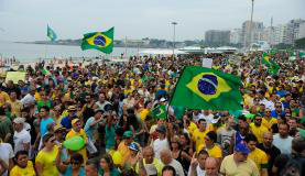 No Rio, calor de 30ºC não impede protesto ao longo da  orla  de  CopacabanaTânia Rêgo/Agência Brasil