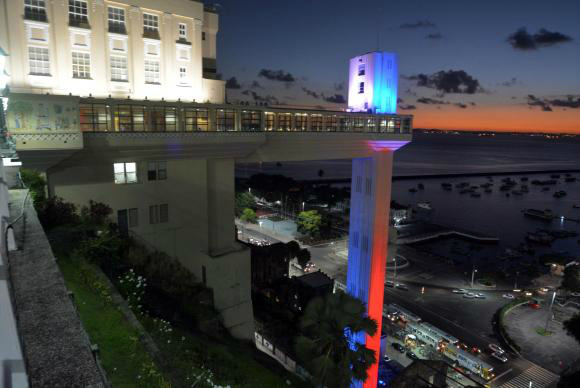 Em homenagem às vítimas em Nice, Elevador Lacerda recebe cores da França Elevador Lacerda recebe as cores da França para lembrar as vítimas dos ataques em NiceJefferson Peixoto/Agecom prefeitura de Salvador