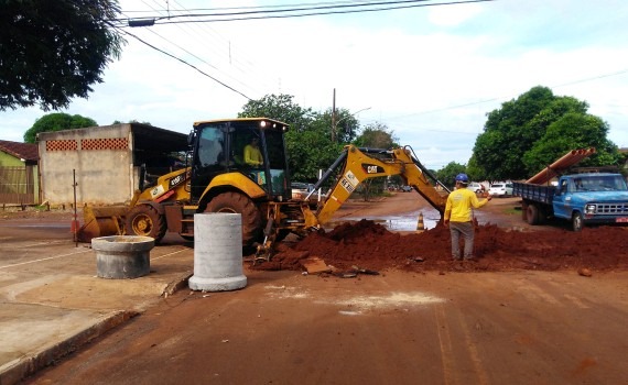 Dourados recebe 312 quilômetros de rede de esgoto Rede de esgoto sendo implantada em Dourados