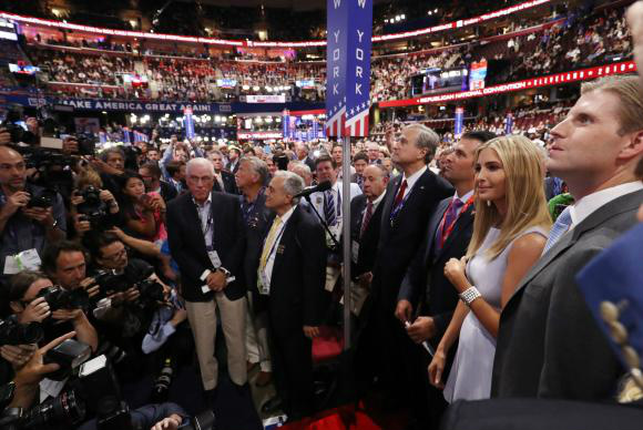 Donald Trump Jr. (3º D), filho de Trump, prepara-se para discursar na convenção que oficializa a candidatura
do empresário à presidência dos Estados Unidos pelo Partido RepublicanoAgência Lusa/EPA/Andrew Gombert