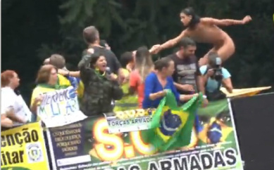 Mulher foi retirada após subir sem roupa
Foto reprodução