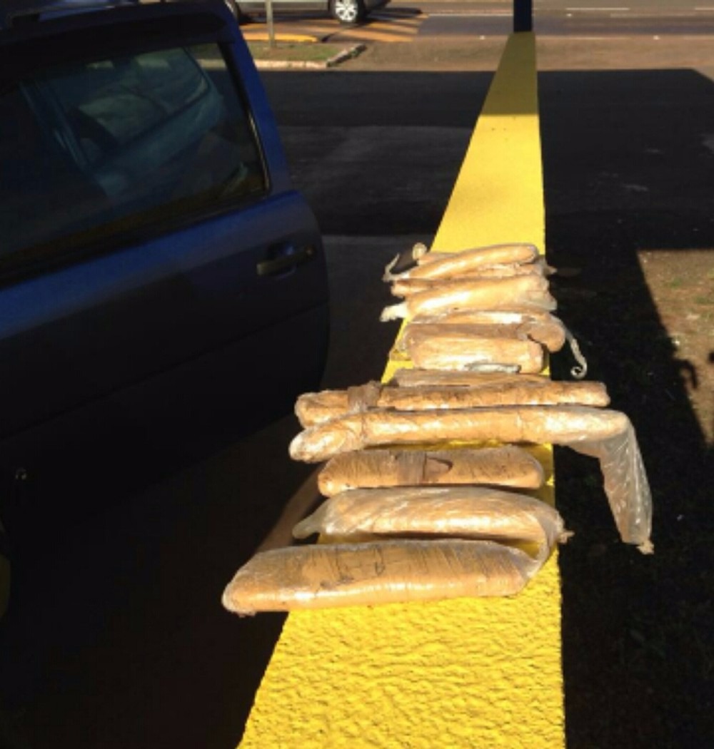 Cocaína retirada de fundo falso do carro (Foto: PRF/ Divulgação)