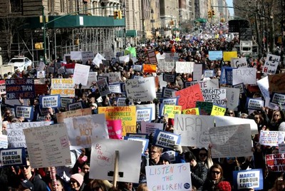 Milhares de manifestantes se reuniram no último sábado (24) em Washington, em protesto pelo controle de armas nos Estados Unidos as armasArquivo/ EFE/Peter Foley/Direitos Reservados

