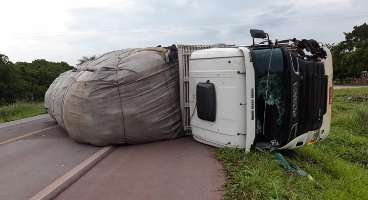 Caminhão tombou na pista que ficou interditada até a retirada dos veículos. Divulgação/PRF