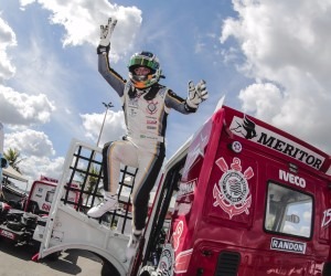 Roberval Andrade celebra pole position na etapa de estreia da Copa Truck - Rodrigo Ruiz/MF2