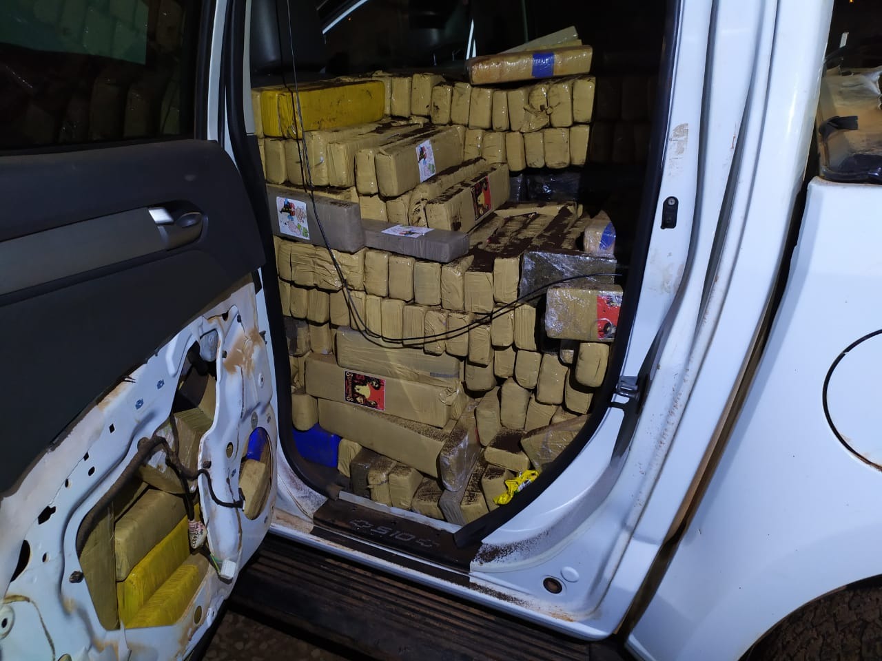 Choque apreende mais de 1,2 tonelada de maconha em caminhonete roubada em MG Choque apreende mais de 1,2 tonelada de maconha em caminhonete roubada em MG