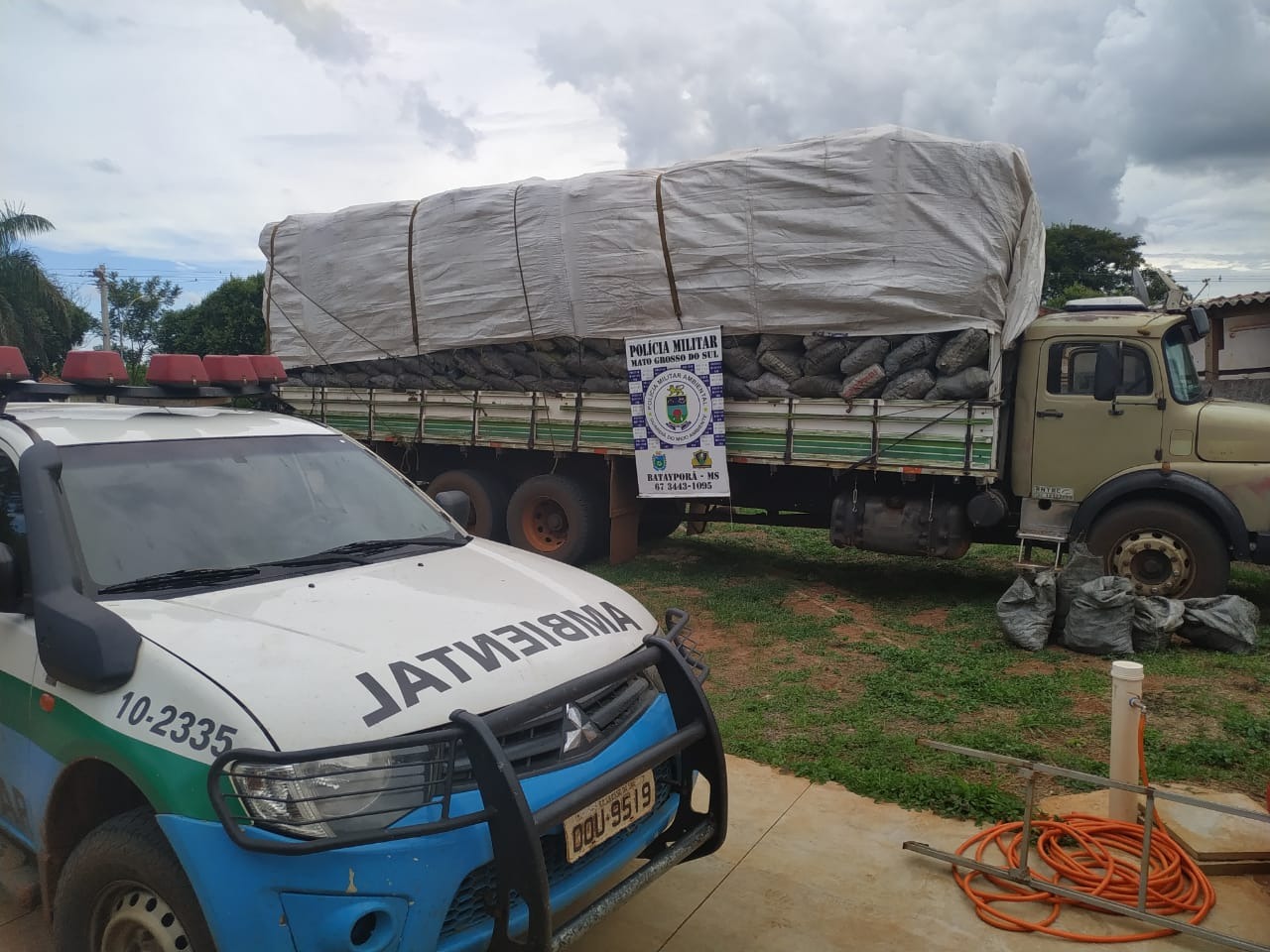 PMA apreende caminhão com 60 m³ de carvão ilegal PMA apreende caminhão com 60 m³ de carvão ilegal