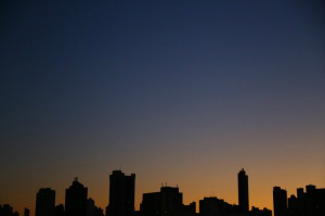 Em Campo Grande, o dia amanheceu com mínima de 11ºC e poucas nuvens no céu. A previsão para tarde é de 26ºC. (Foto: Fernando Antunes)