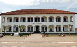 Prédios grandes e antigos são característica da cidade. (Foto:Bela Vista MS)
