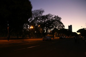 Quinta-feira de céu claro, máxima de 30ºC e baixa umidade em MS Em Campo Grande, o dia amanheceu com poucas nuvens no céu, vento e mínima de 13ºC. As temperaturas se elevam no decorrer do dia e atingem 28ºC. (Foto: Fernando Antunes)