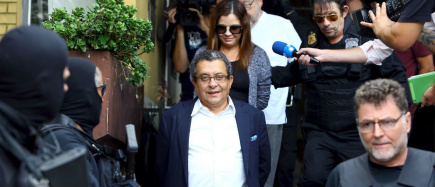 Segundo o jornal O Globo, o acordo ainda está em fase de negociação, o que significa que os dois ainda não prestaram qualquer depoimento aos procuradores. O termo de confidencialidade é uma pré-delação e antecede a assinatura do acordo com a Justiça. Nesta quinta-feira (21), os dois se encontram pela primeira com o juiz da 13ª Vara da Justiça Federal em Curitiba, Sérgio Moro

Eles serão interrogados pelo suposto recebimento de US$ 4,5 milhões (R$ 14,6 milhões) em 2013 e 2014 do representante no Brasil do estaleiro Keppel Fels e fornecedor da Petrobras, o engenheiro Zwi Skornick