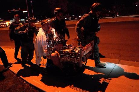 Equipe da SWAT ajuda homem a evacuar local dos tiros
REUTERS/Rick Wilking