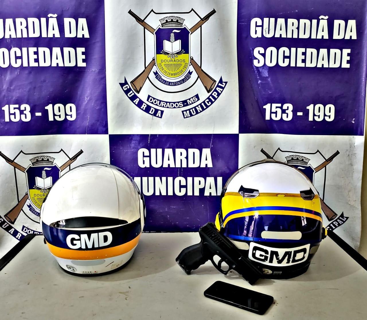 Adolescente usa simulacro para cometer roubo de aparelho celular