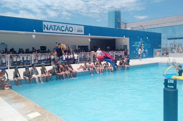 No Sesi de Três Lagoas, alunos de natação caem na água com o campeão olímpico Gustavo Borges