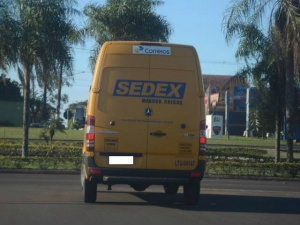 Suposto veículo dos Correios é flagrado em shopping no Paraguai Veículo flagrado em Pedro Juan nesta quarta (Foto: Porã News)