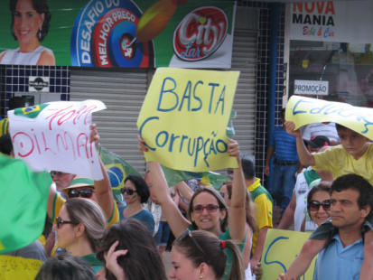 Manifestações ocorreram em todo o Brasil e atraiu em Dourados 6 mil pessoas - Foto: Gizele Almeida