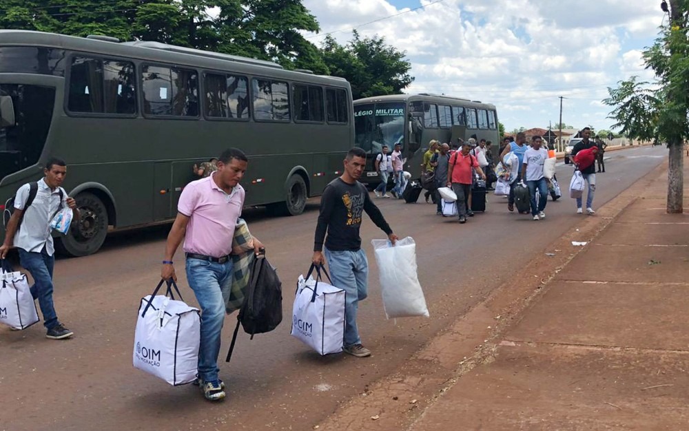 Vindos de RR, grupo de 167 refugiados venezuelanos chega a MS Grupo de 99 refugiados venezuelanos chegando em Dourados no mês de fevereiro deste ano. Danúbia Braga/TV Morena